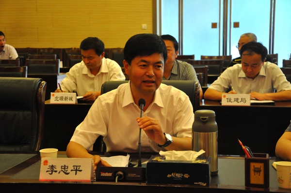 市政府副秘书长,集团公司董事长李忠平介绍双方合作情况