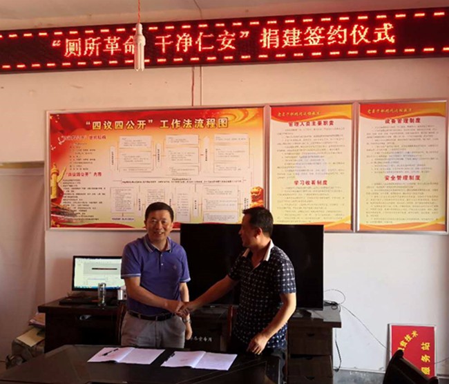 03签约照片_副本.jpg 03签约照片_副本.jpg