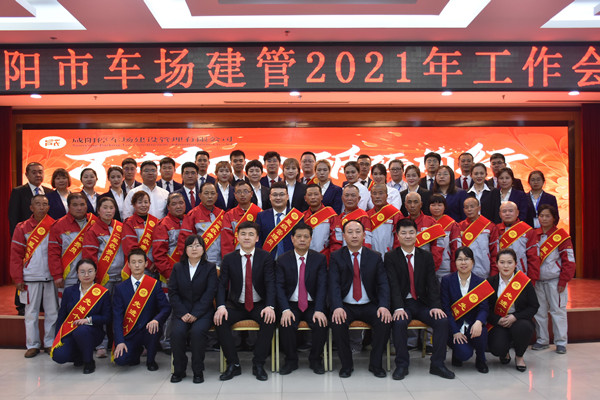 先进集体、先进个人、星级收费员和星级管理员与参会领导合影.jpg 先进集体、先进个人、星级收费员和星级管理员与参会领导合影.jpg